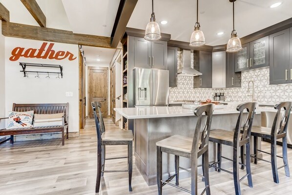 Deluxe Townhome, 3 Bedrooms, Balcony, Partial Lake View (Seasons 1825) | Private kitchen