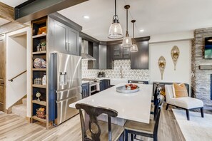 Deluxe Townhome, 3 Bedrooms, Balcony, Partial Lake View (Seasons 1825) | Private kitchen | Full-sized fridge, microwave, coffee/tea maker, freezer - Seasons 1825 (Keystone)