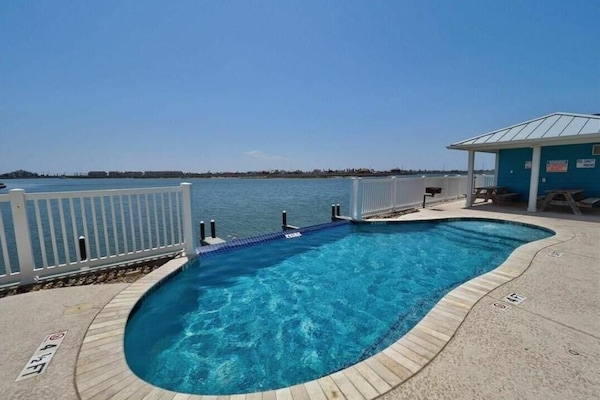 Piscina a l'aire lliure i piscina climatitzada