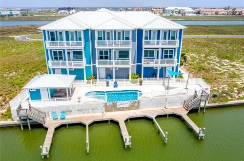 Spacious 4 bedroom 3 bathTownhome, heated pool! Close to the beach, boat slip!