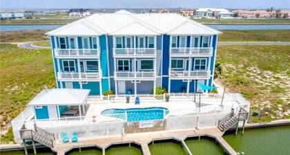 Spacious 4 bedroom 3 bathTownhome, heated pool! Close to the beach, boat slip!