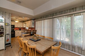 Dining - Pet Friendly w/ Fenced Yard; Screened Porch & Sun Deck; Easy Beach Access; Cable TV/WiFi (Edisto Beach)