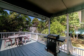 Outdoor dining - Pet Friendly w/ Fenced Yard; Screened Porch & Sun Deck; Easy Beach Access; Cable TV/WiFi (Edisto Beach)
