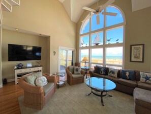 Téléviseur, lecteur de DVD, table de ping-pong