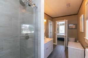 Bathtub, towels