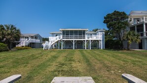 Uma casa de dois andares com varanda e alpendre.