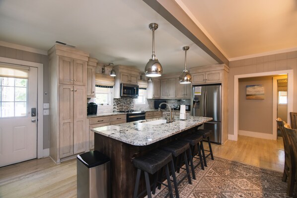 Refrigerador, microondas, horno y parrilla de estufa