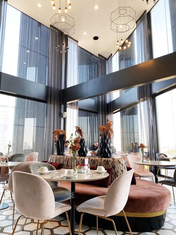 Restaurante con mesas al aire libre