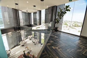 Restaurante con mesas al aire libre