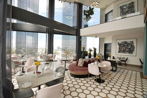 Con mesas al aire libre 