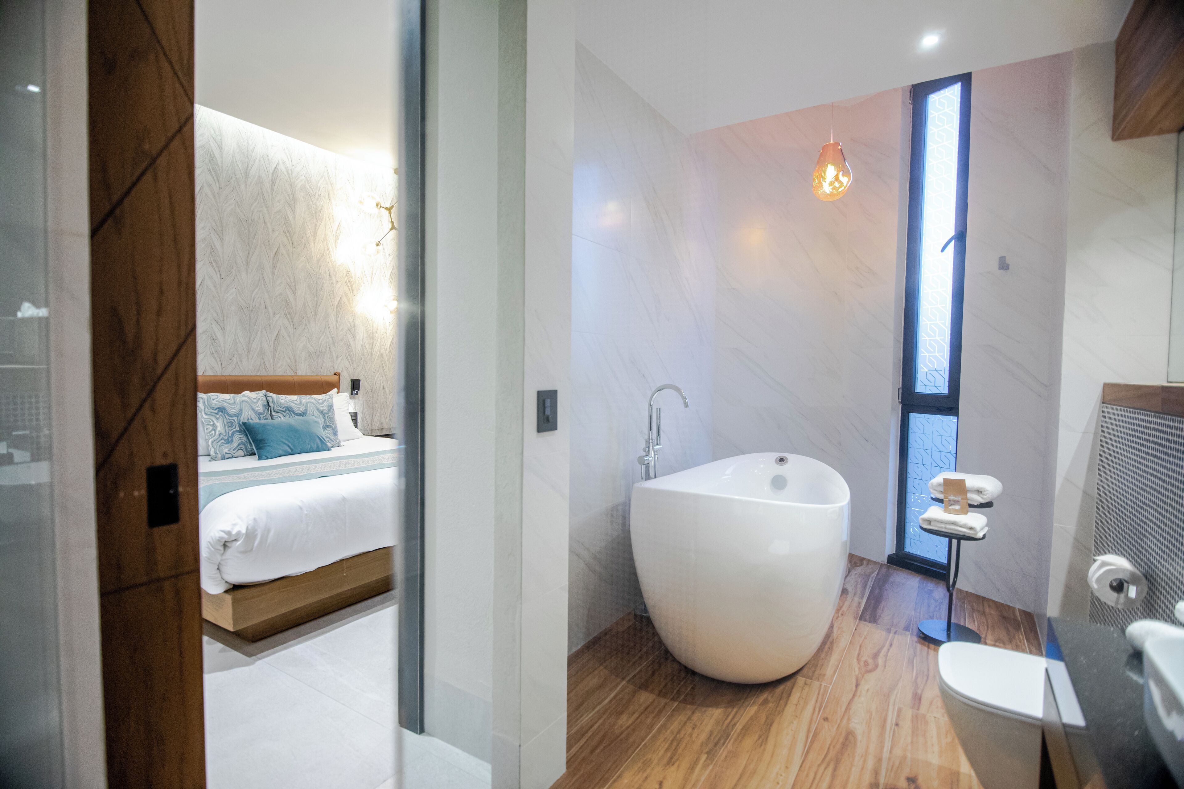 Becquer Suite | Ropa de cama de alta calidad y minibar 