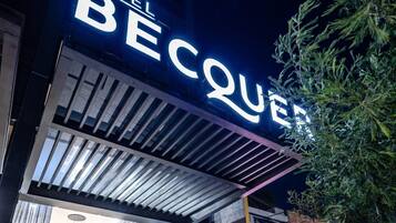 Vista frontal de la propiedad