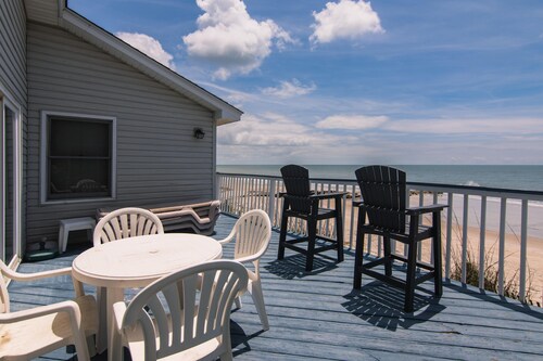Oceanfront Classic w/ Screened Porch & Sun Deck; Cable TV & WiFi; Conveniently Located