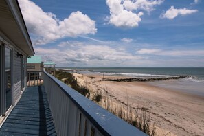 Property grounds - Oceanfront Classic w/ Screened Porch & Sun Deck; Cable TV & WiFi; Conveniently Located (Edisto Beach)