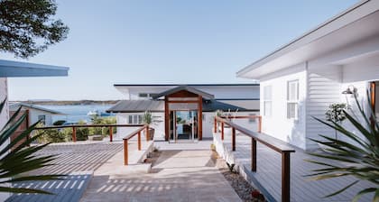 Lobster Pot is Luxurious - offers the complete Coffin Bay Experience - View, Position and Jetty for fishing