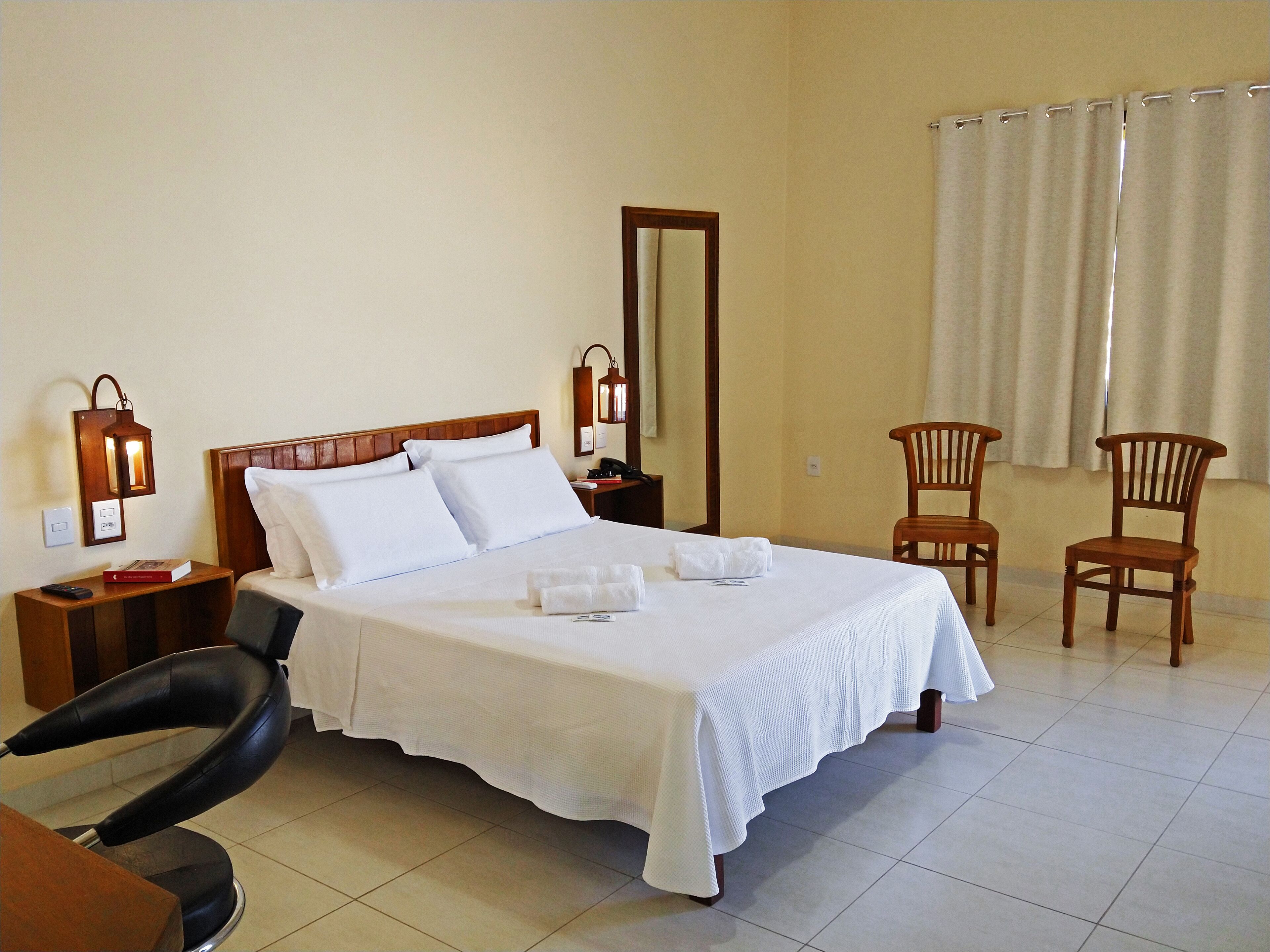 Quarto casal luxo, 1 cama Queen | Frigobar, individualmente mobiliados, escrivaninha