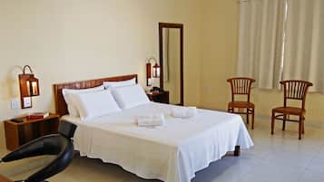 Quarto casal luxo, 1 cama Queen | Frigobar, individualmente mobiliados, escrivaninha