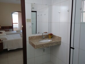 Chambre familiale | Salle de bain | Douche, douche cascade, séchoir à cheveux, serviettes fournies