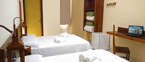 Quadrupla Comfort | Minibar, con arredamento individuale, una scrivania, postazione laptop