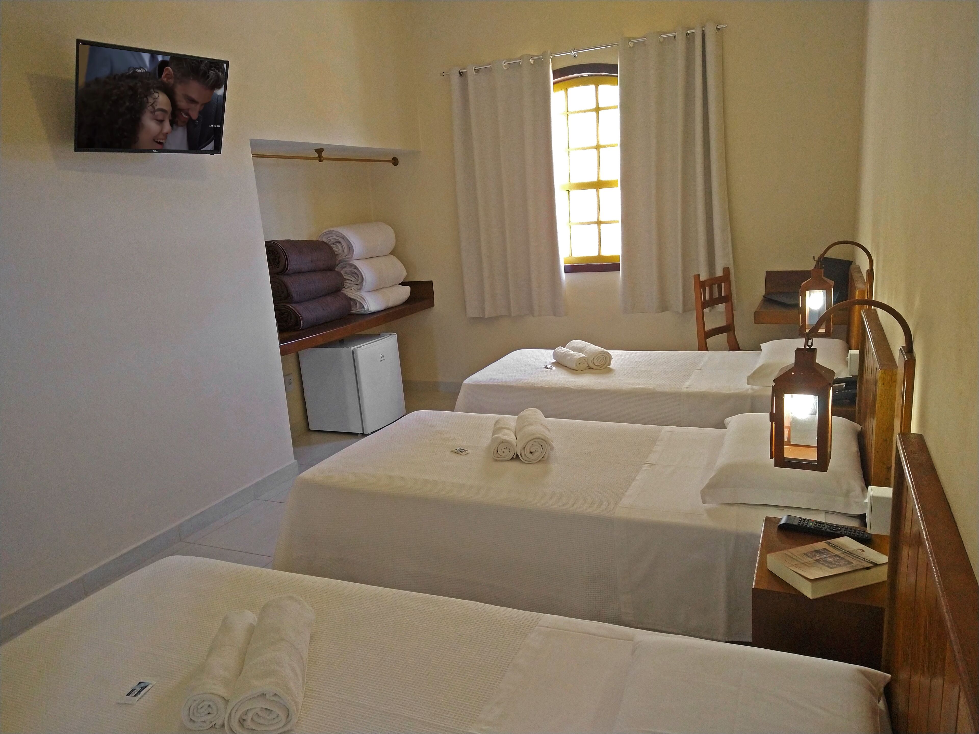 Quarto triplo conforto, 3 camas de solteiro | Frigobar, individualmente mobiliados, escrivaninha