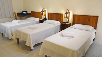 Habitación triple Confort, 3 camas individuales | Minibar, muebles diferentes y escritorio