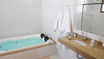 Habitación doble Deluxe, 1 cama Queen size | Tina de hidromasaje privada