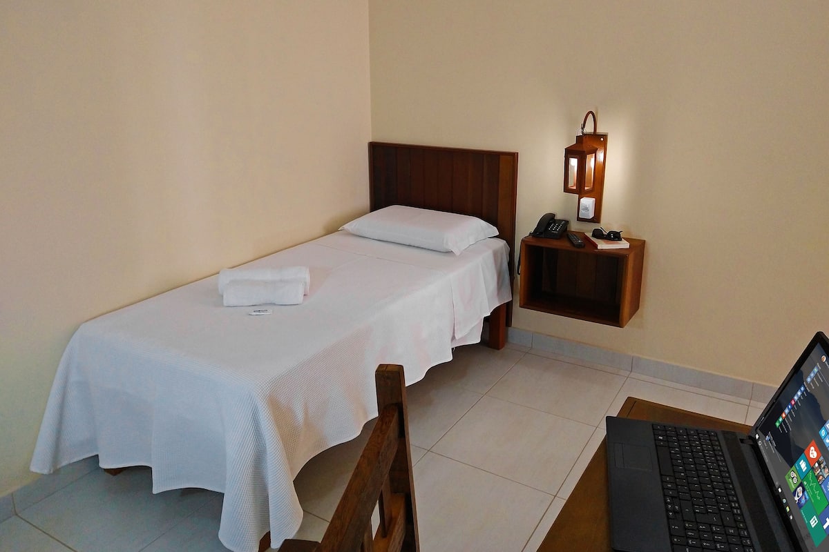 Minibar, bureau, espace de travail pour ordinateur portable