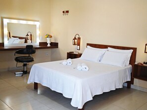 Deluxe tweepersoonskamer, 1 queensize bed | Een minibar, individueel gemeubileerd, een bureau, een laptopwerkplek