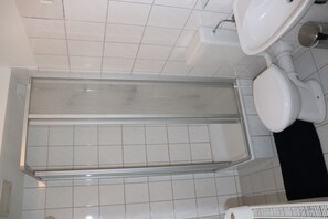 Haartrockner, Handtücher, Seife, Toilettenpapier