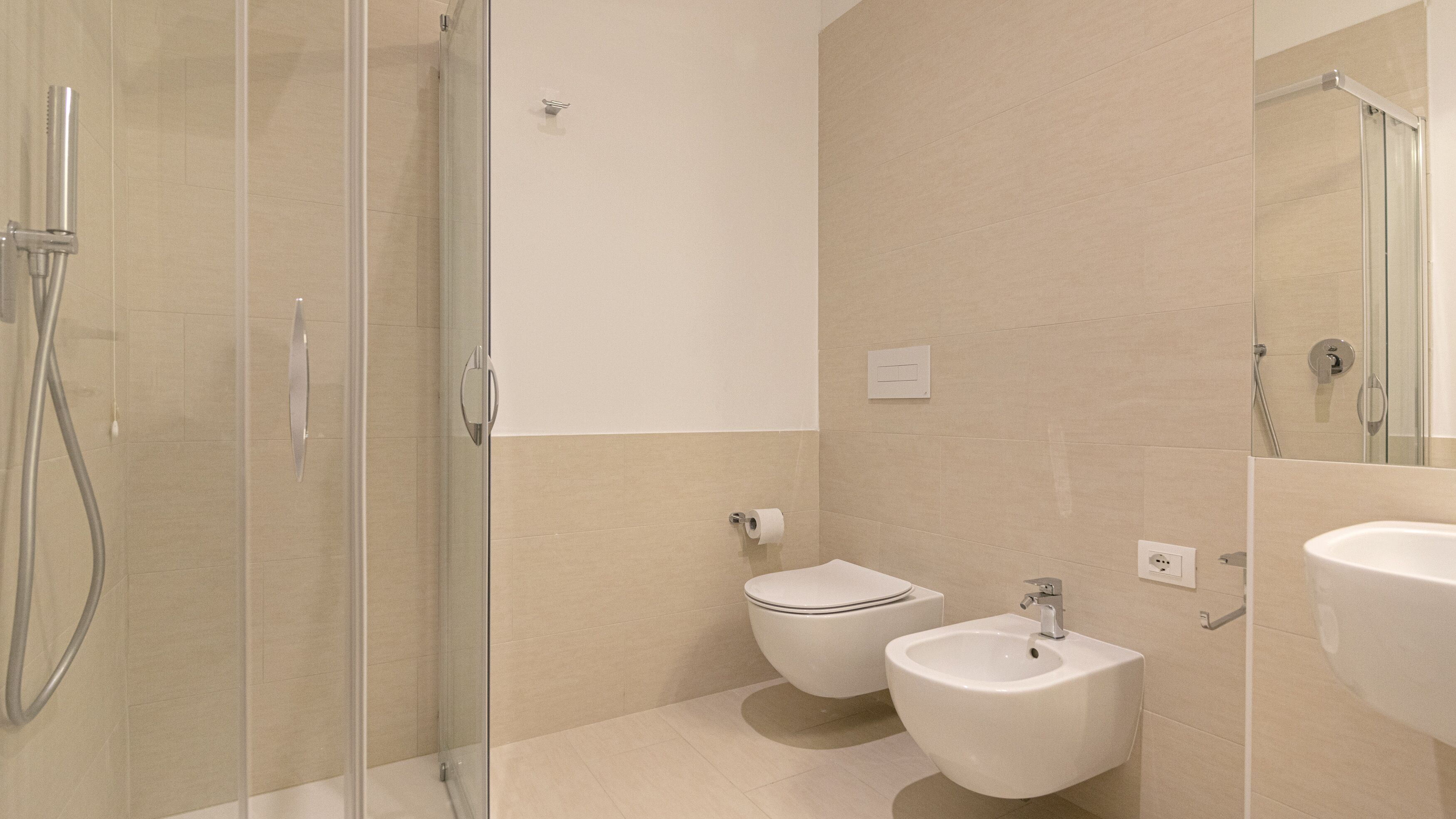 Dusche, Haartrockner, Bidet, Handtücher