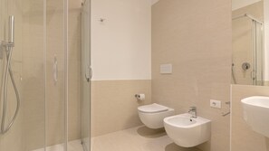Regadera, secadora de cabello, bidet, toallas 