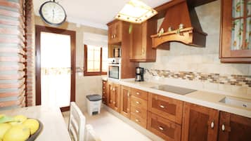 Een koelkast, een magnetron, een oven, een vaatwasser