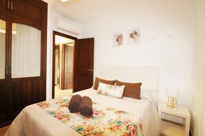 3 slaapkamers, een strijkplank/strijkijzer, gratis wifi, beddengoed