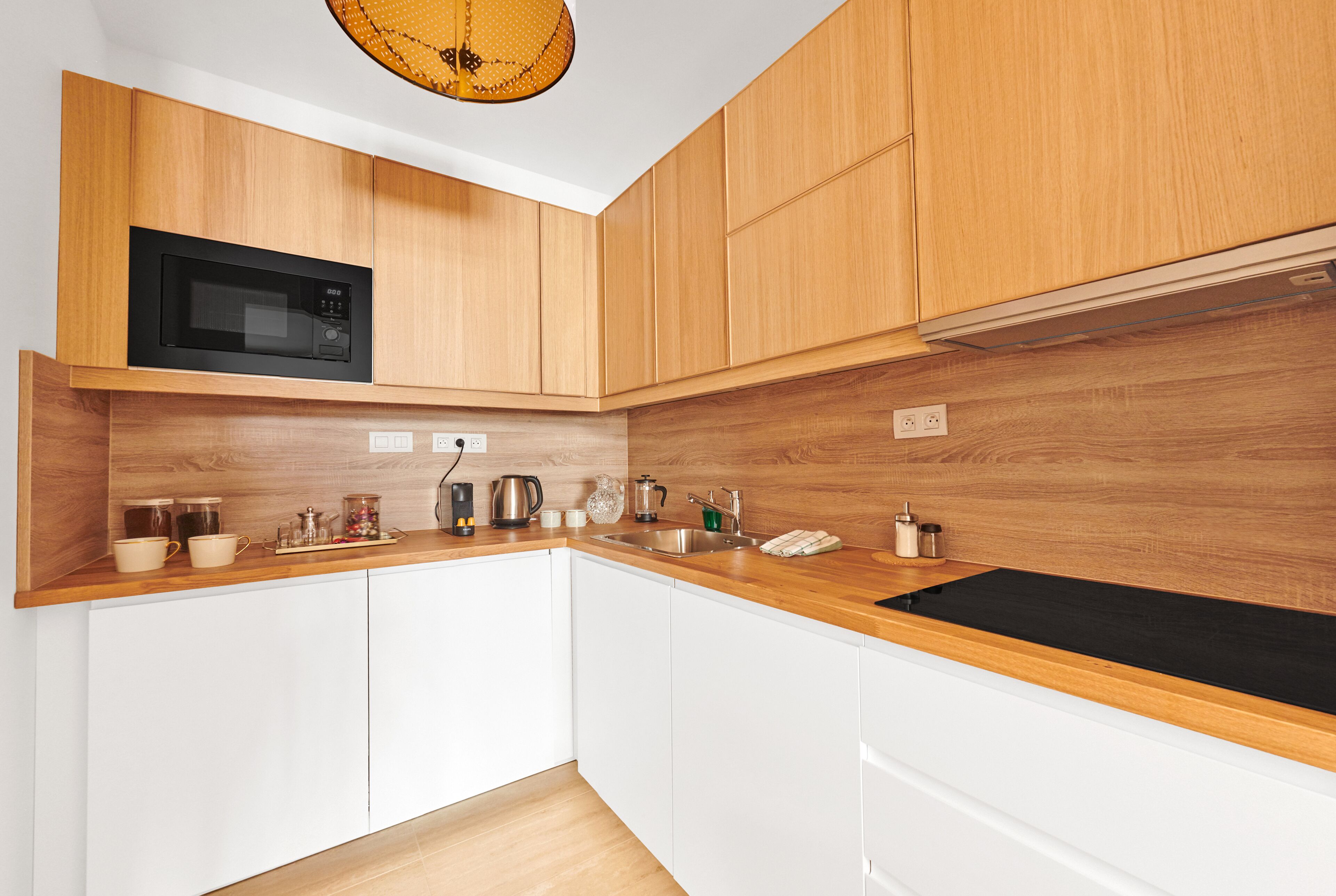 Kühlschrank, Mikrowelle, Herdplatte, Geschirrspüler