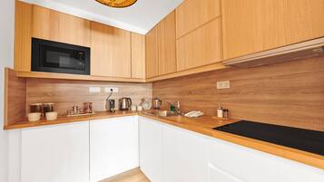 Kühlschrank, Mikrowelle, Herdplatte, Geschirrspüler