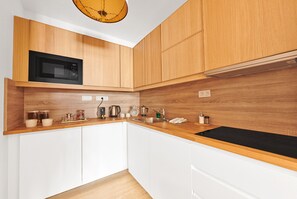 Kühlschrank, Mikrowelle, Herdplatte, Geschirrspüler