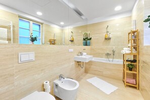Tina, secadora de cabello, bidet, toallas 