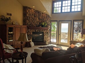 Una televisión, una chimenea