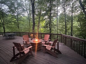 Outdoor dining - Treetops Lodge - Private Mountain Home in Mt. Mitchell Golf Community (Burnsville)