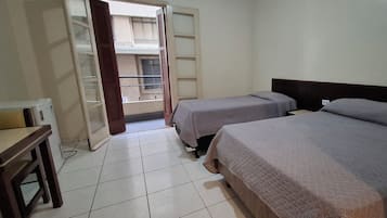 Habitación familiar | Minibar, escritorio, wifi gratis y ropa de cama