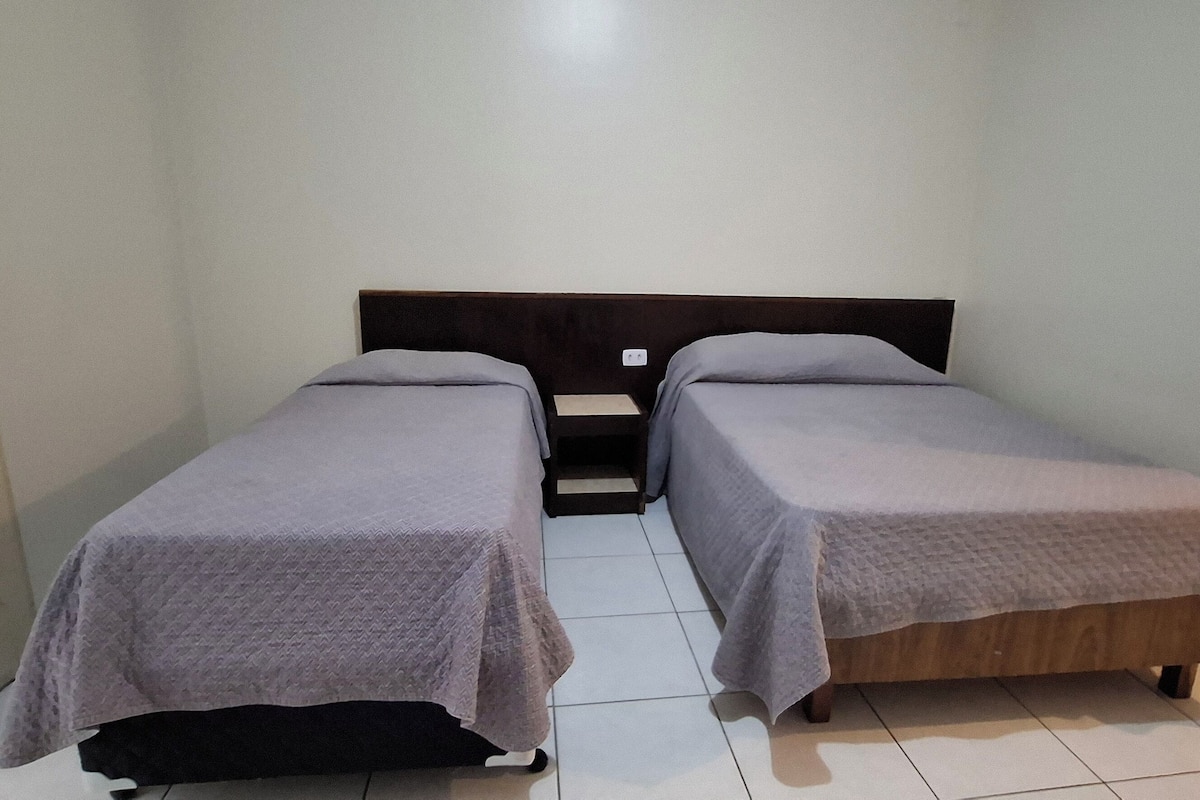 Standard Twin Room | Bar mini, meja, Wi-fi percuma, cadar katil