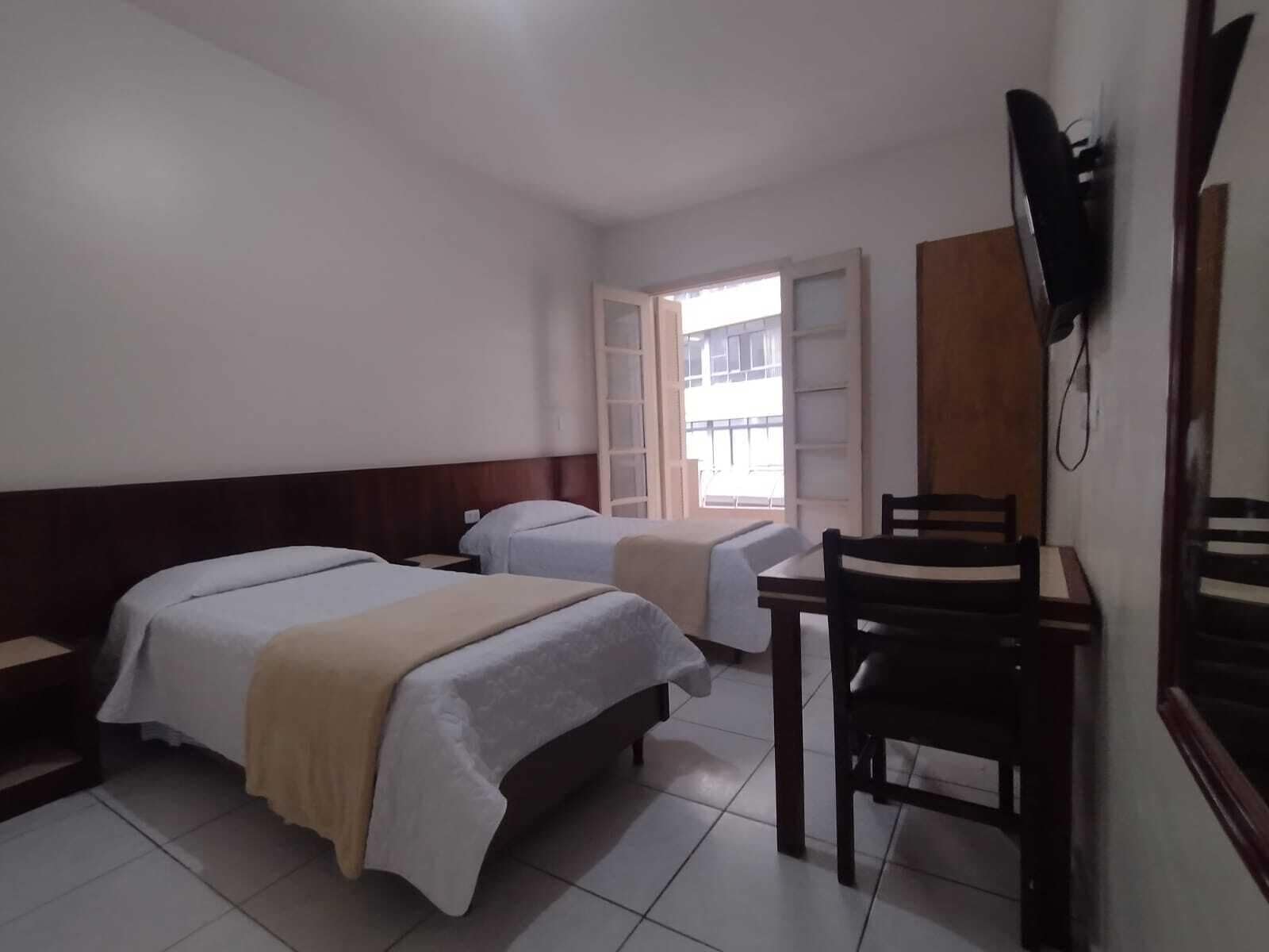 Quarto família | Frigobar, escrivaninha, Wi-Fi de cortesia, roupa de cama
