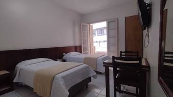 Quarto família | Frigobar, escrivaninha, Wi-Fi de cortesia, roupa de cama