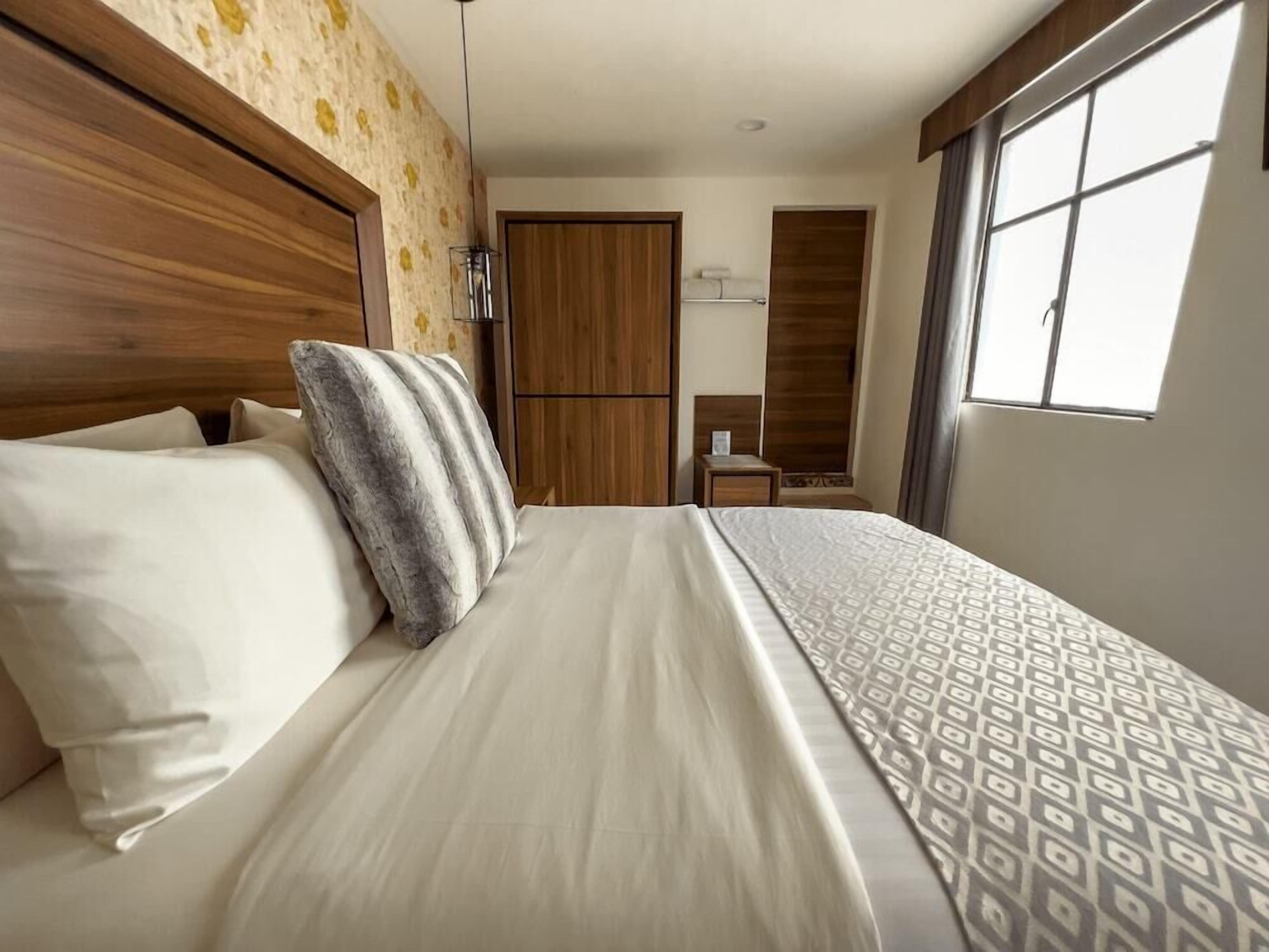 Roupas de cama premium, edredons de pluma, cofres nos quartos
