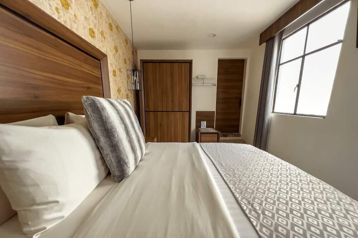 Roupas de cama premium, edredons de pluma, cofres nos quartos