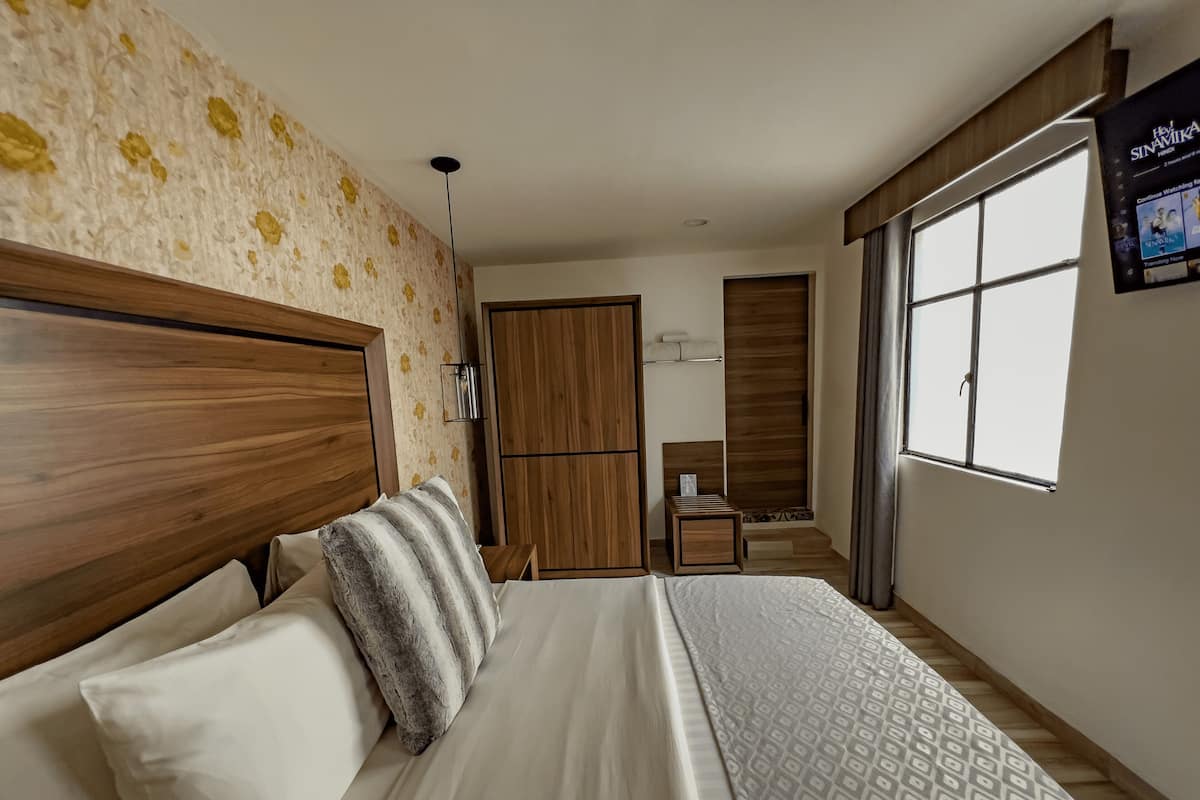 Basic Room, 1 Queen Bed | Premium bedding, down duvets, in-room safe, laptop workspace