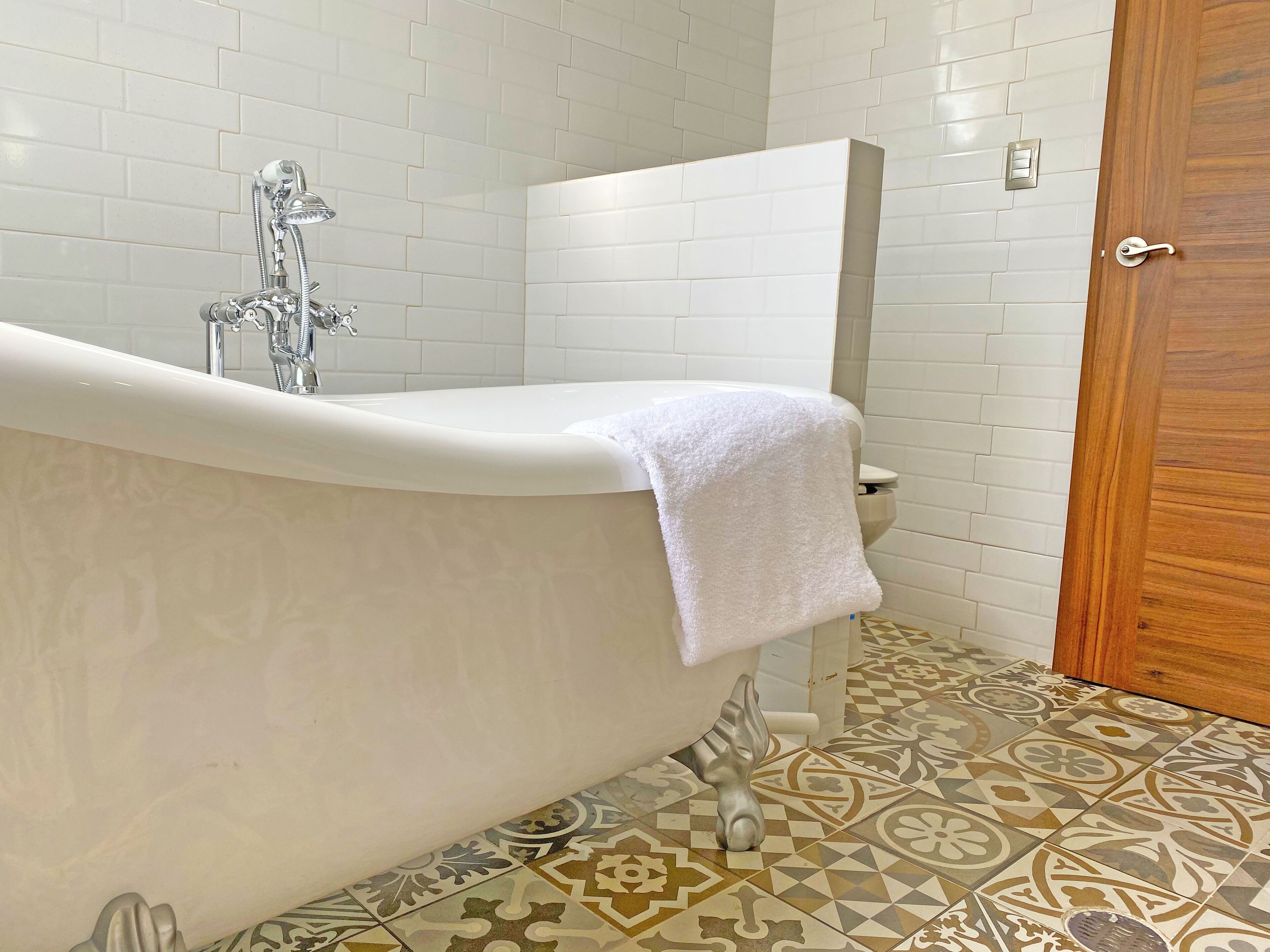 Habitación Deluxe (Suite Miravalle) | Baño | Amenidades de baño de diseñador, secadora de cabello, batas, pantuflas 