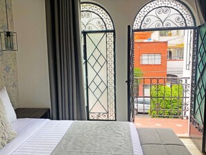 Deluxe-huone (Suite Napoles) | Ylelliset vuodevaatteet, untuvapeitot, tallelokero huoneessa