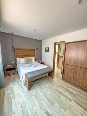 Deluxe-huone (Suite Polanco) | Ylelliset vuodevaatteet, untuvapeitot, tallelokero huoneessa