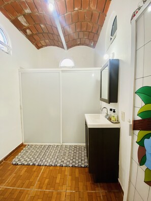 Ensemble douche/baignoire, serviettes fournies, savon, shampoing